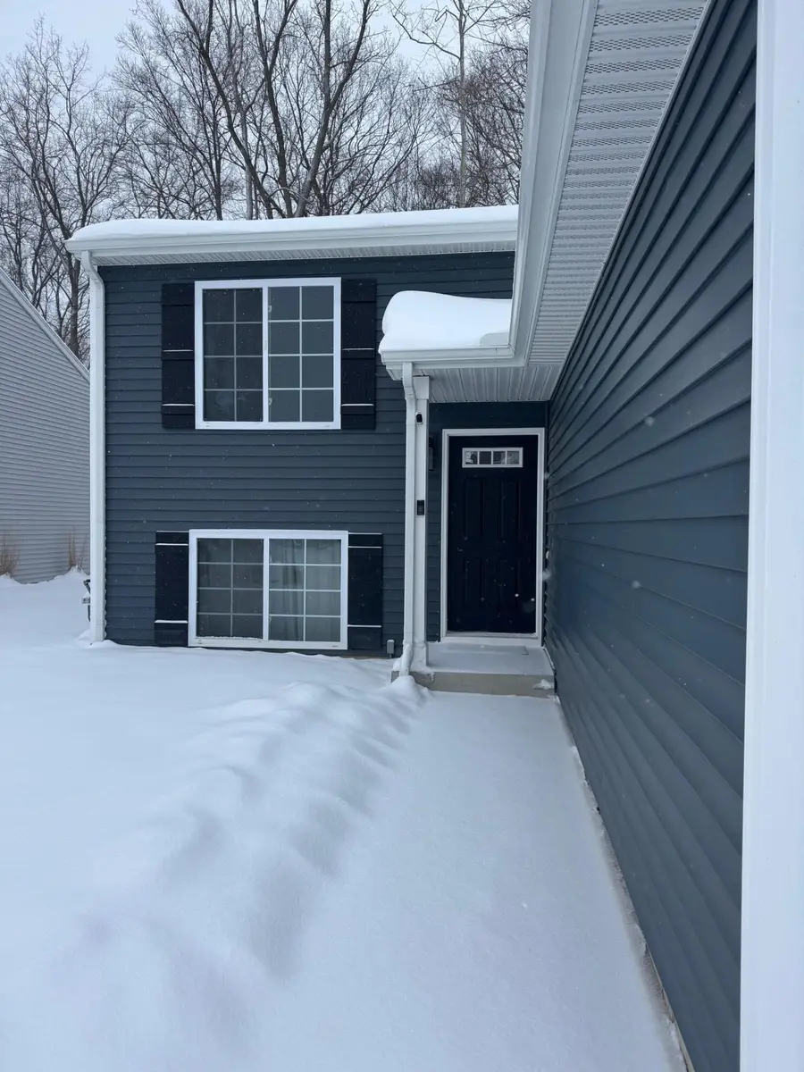 557 N Cygnet Lake Drive, Benton Harbor, MI 49022 - Image #3