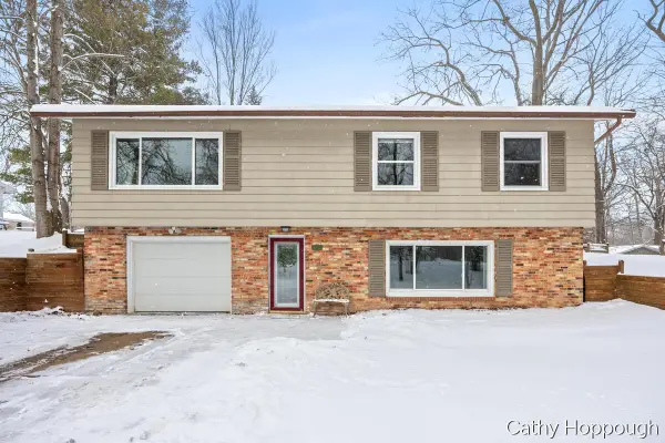 8511 Riverest Drive, Portland, MI 48875