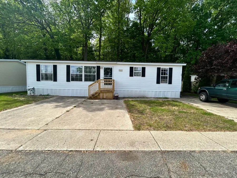 668 Hansel Street Nw, Comstock Park, MI 49321 - Image #2