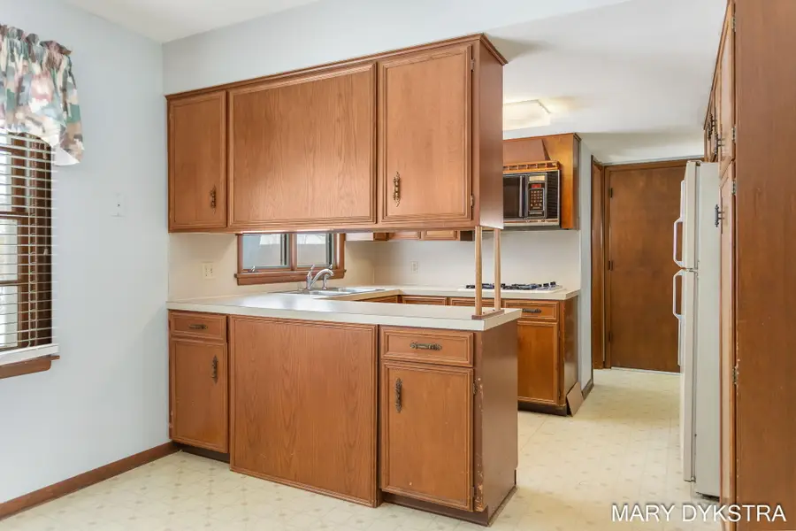 409 W Lakewood Boulevard, Holland, MI 49424 - Image #2