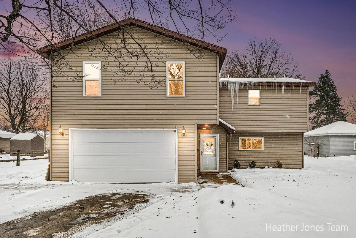 263 Cedar Street Ne, Cedar Springs, MI 49319 - Image #1
