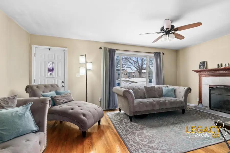 2926 Charlesgate Avenue Sw, Wyoming, MI 49509 - #3