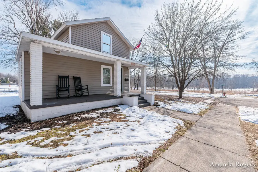 125 S Grove Street Se, Lowell, MI 49331 - #2