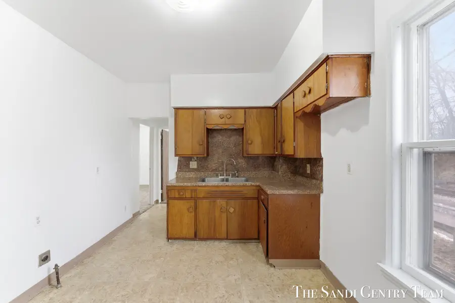 810 W Southern Avenue, Muskegon, MI 49441 - #3