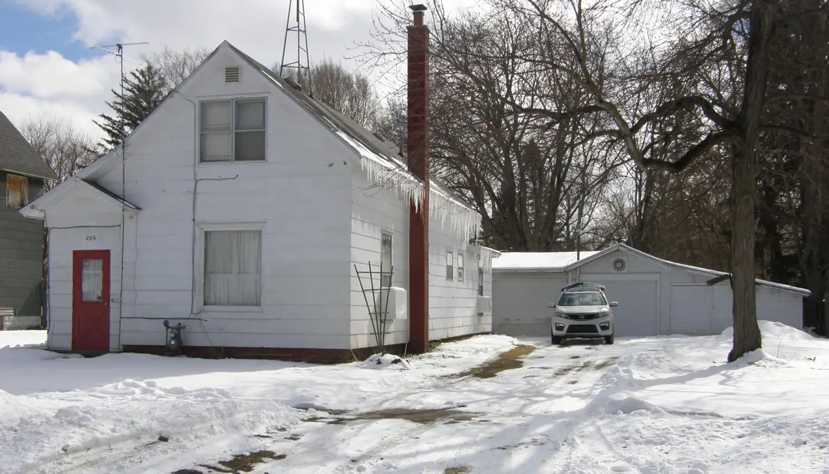 206 E Wayne Street, Dowagiac, MI 49047 - #1