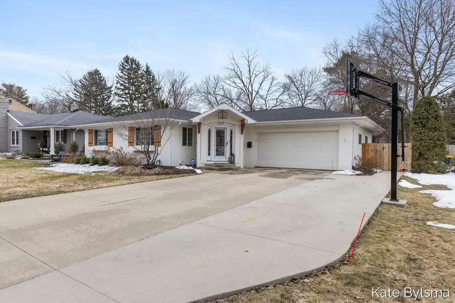 2424 Elmwood Drive Se, Grand Rapids, MI 49506 - #2
