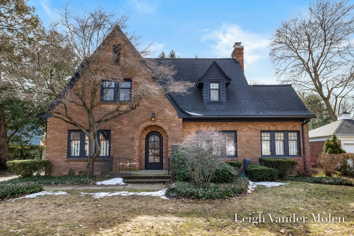 414 Cheshire Drive Ne, Grand Rapids, MI 49505 - #1