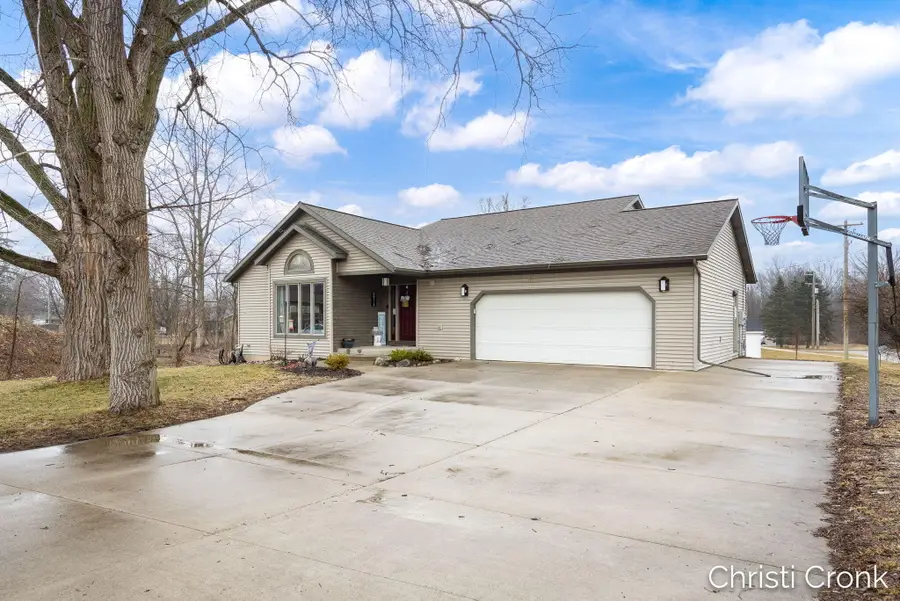 271 E Beech Street Ne, Cedar Springs, MI 49319 - #2