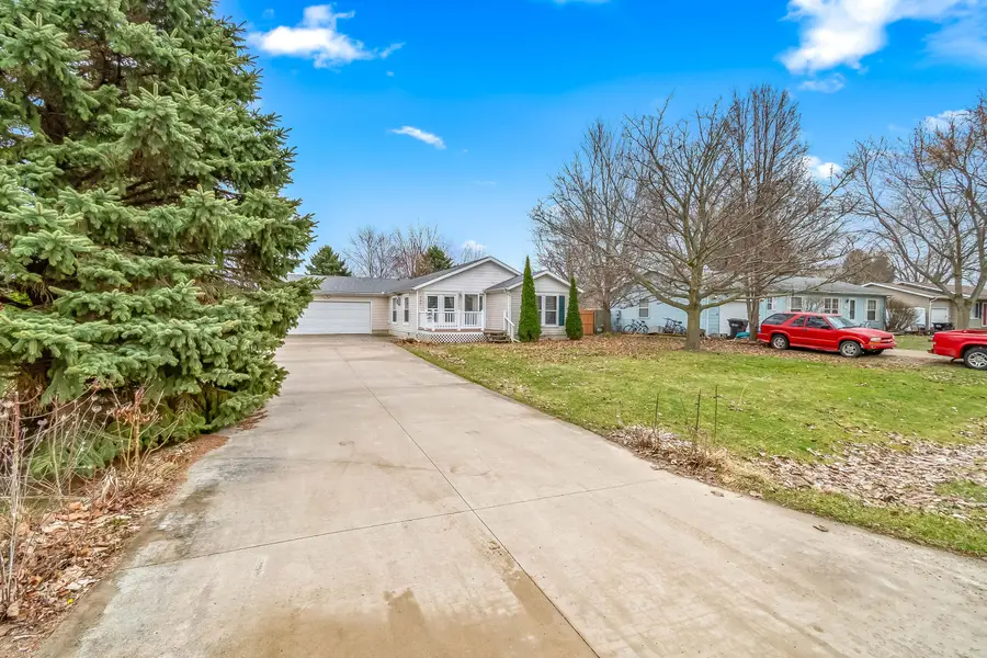 437 Richard Street, Quincy, MI 49082 - #3