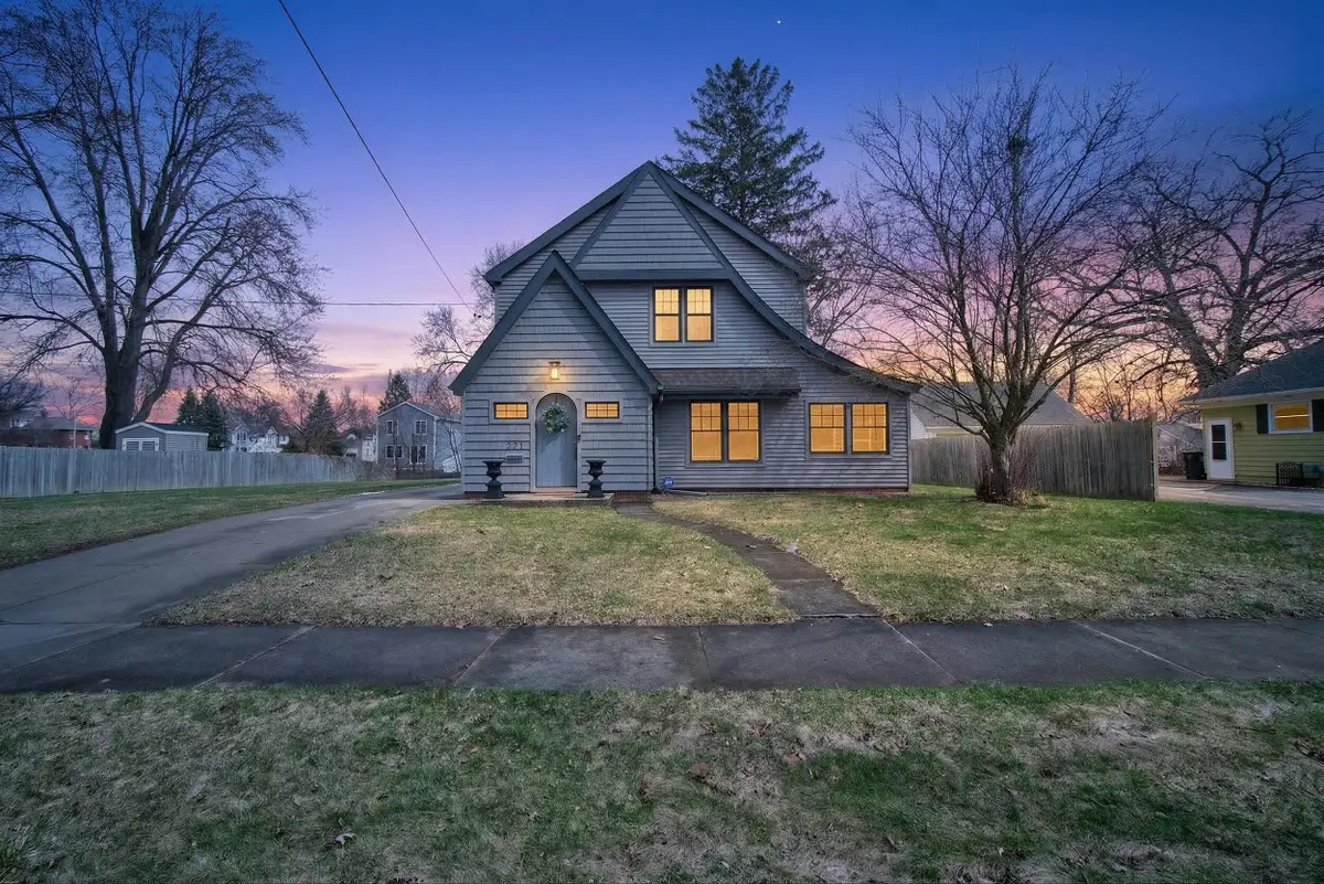 221 N Higby Street, Jackson, MI 49202 - #1