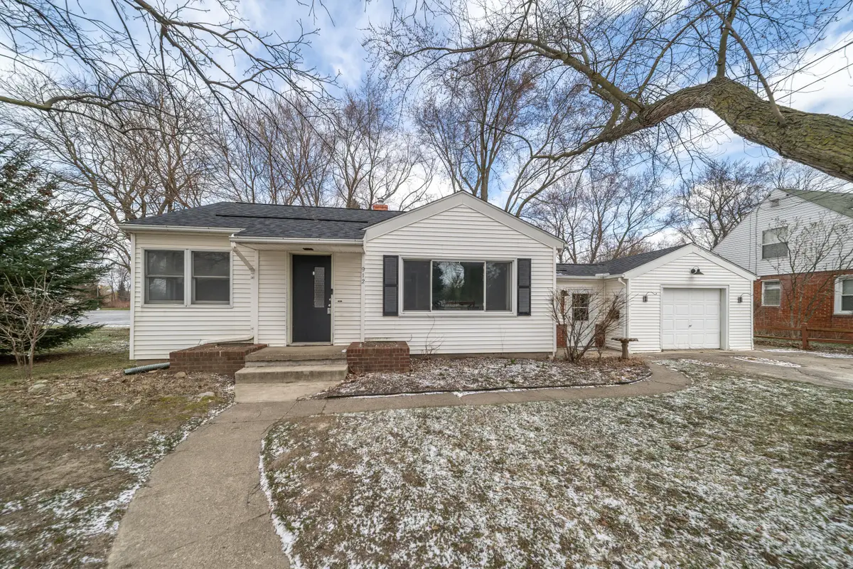 912 W Silver Lake Road, Fenton, MI 48430 - #1