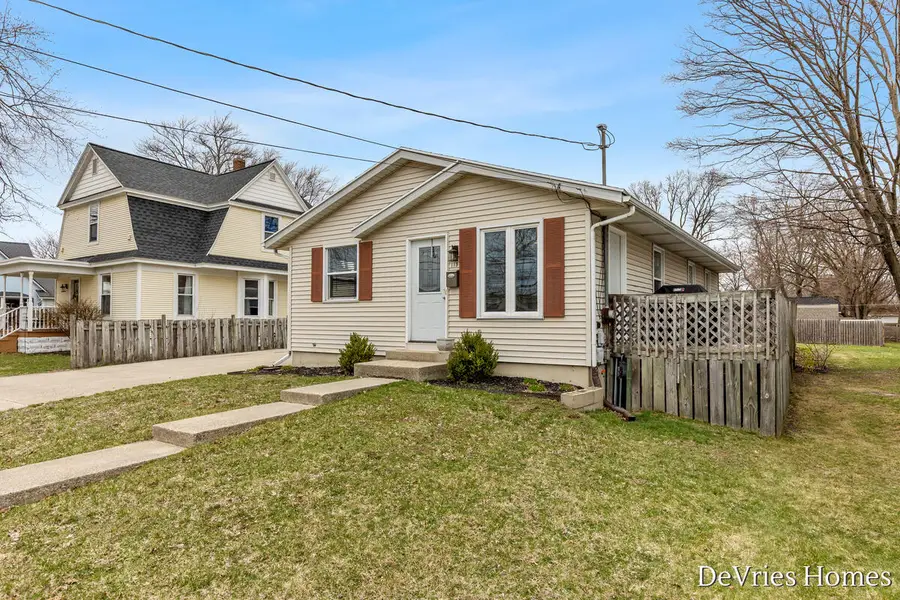 119 W Mckinley Avenue, Zeeland, MI 49464 - #3