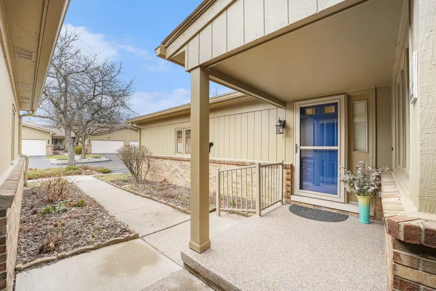 12301 Pinecrest Dr, Plymouth, MI 48170 - #3