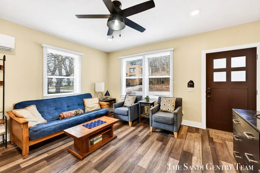 209 Clinton Avenue, Grand Haven, MI 49417 - #2