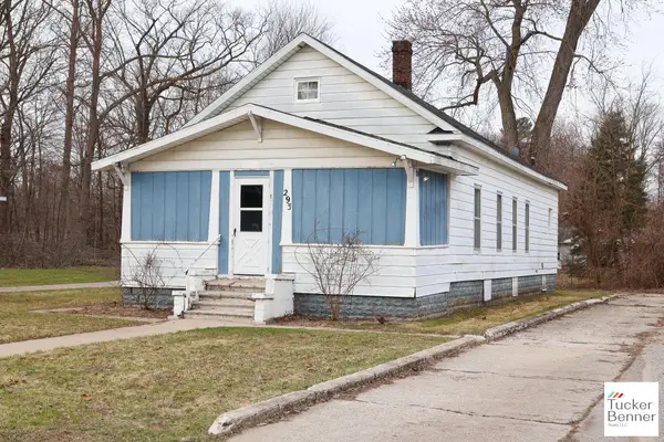 293 N 3rd Avenue, Fruitport, MI 49415