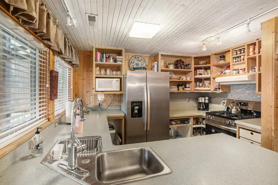 11422 Lakeshore Drive, Lakeview, MI 48850 - #2