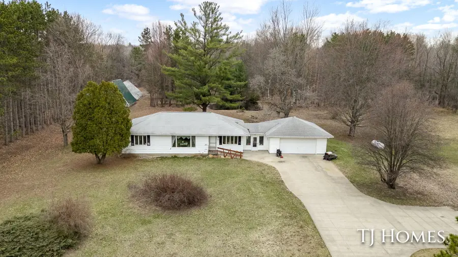 5818 E Sternberg Road, Fruitport, MI 49415 - #2