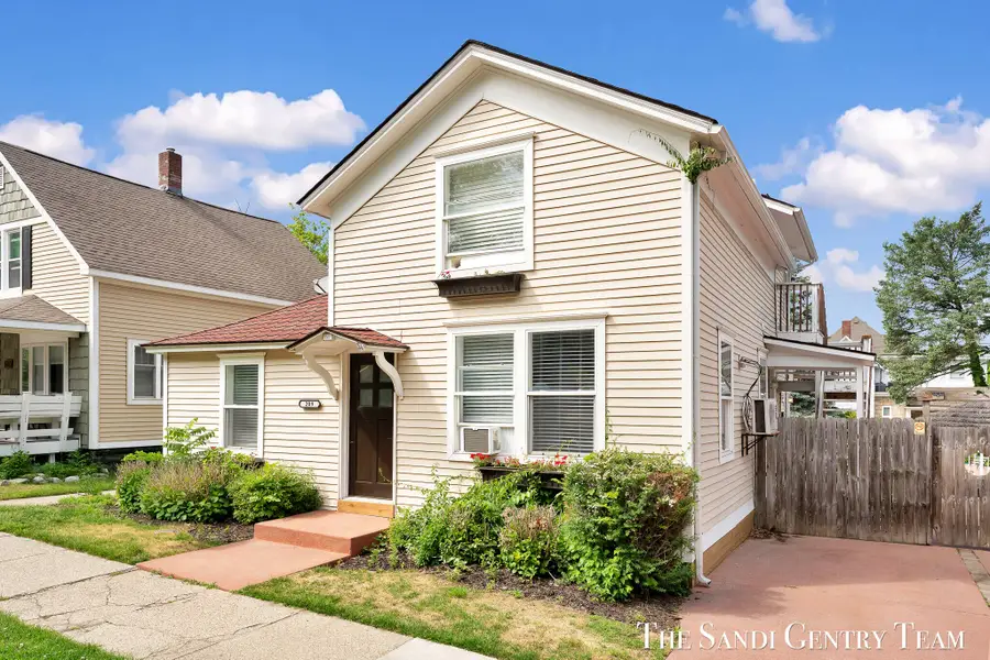 209 Clinton Avenue, Grand Haven, MI 49417 - #2
