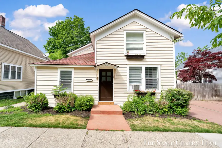209 Clinton Avenue, Grand Haven, MI 49417 - #3