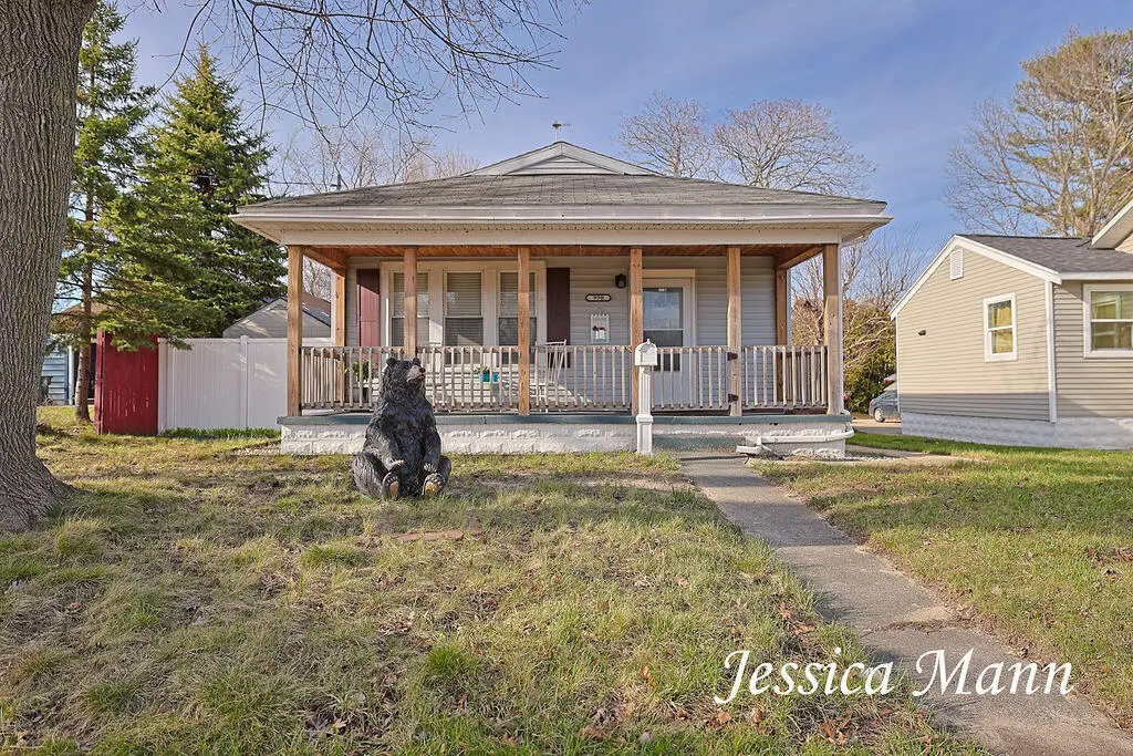 990 W Laketon Avenue, Muskegon, MI 49441 - #1