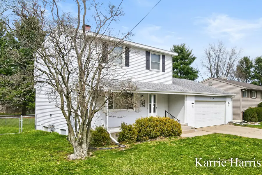 910 E Evergreen Street, Greenville, MI 48838 - #2