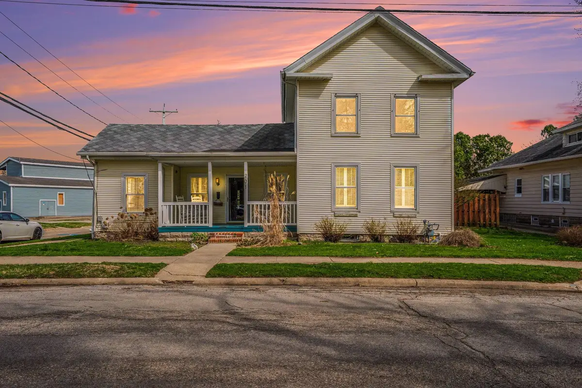 201 S Oak Street, Buchanan, MI 49107 - #1