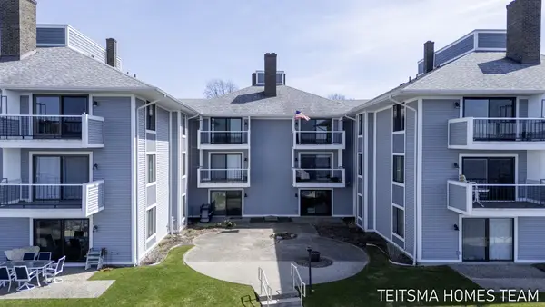 400 Lakeview Court #25D, Spring Lake, MI 49456