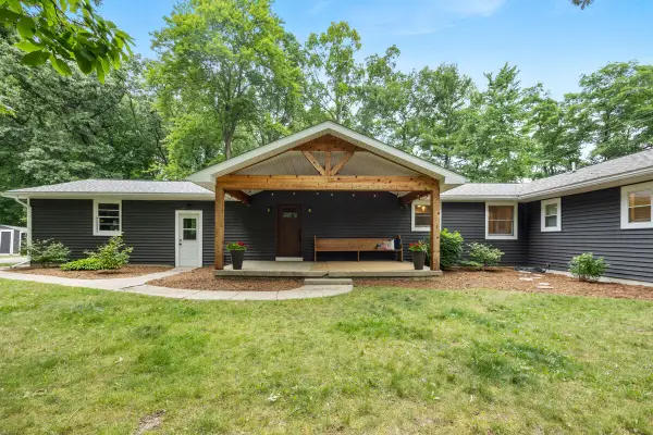 1059 Cumberland Avenue Se, Lowell, MI 49331