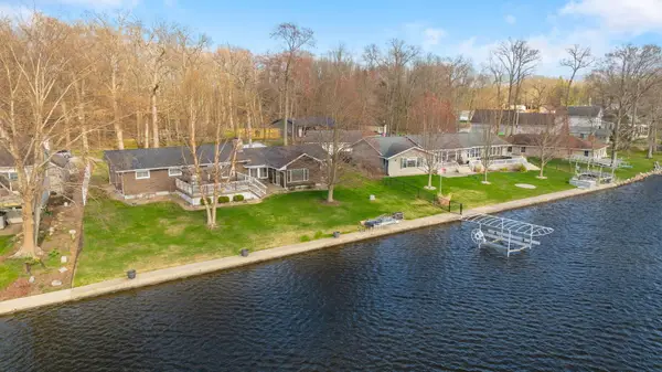 70032 Oak Leaf Drive, Edwardsburg, MI 49112