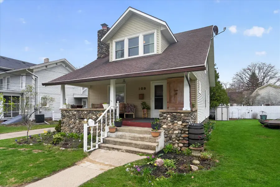 109 S Mulberry Street, Marshall, MI 49068 - #3