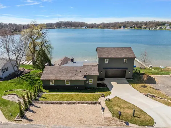 12475 Oakwood Shores Street, Wayland, MI 49348