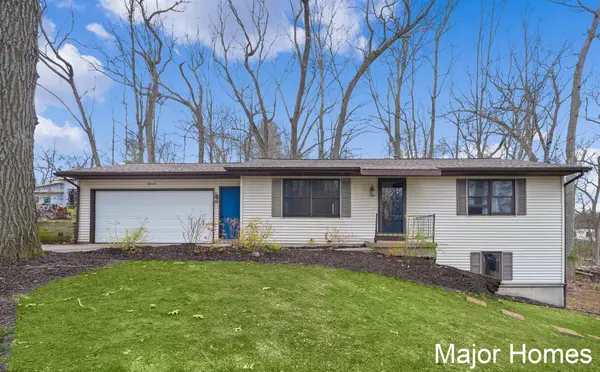 8445 Oakview Avenue Ne, Rockford, MI 49341