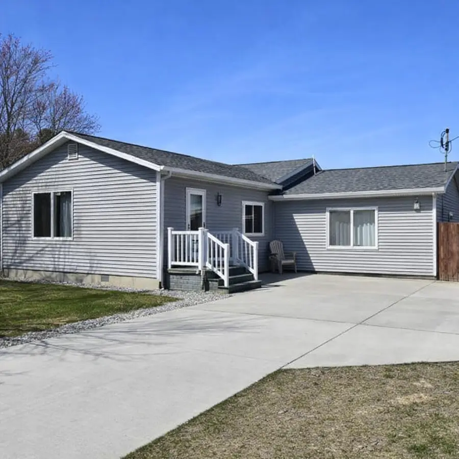 1422 E Chauvez Road, Scottville, MI 49454 - #2