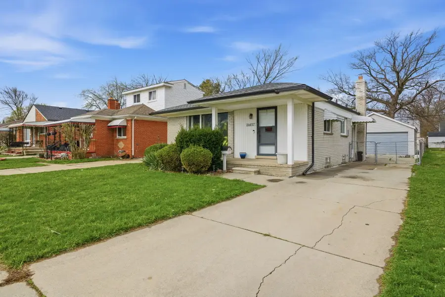 24657 Flower Avenue, Eastpointe, MI 48021 - #2