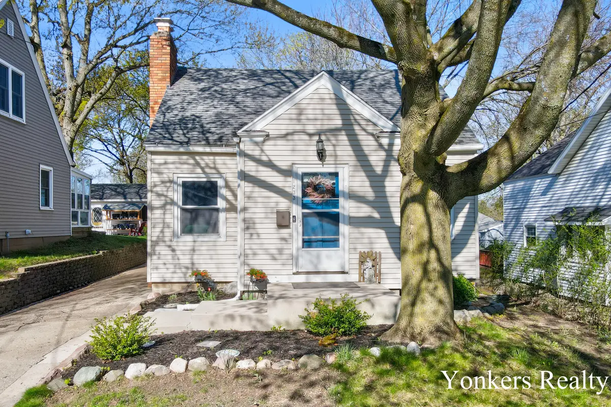 1233 Diamond Avenue Ne, Grand Rapids, MI 49505 - #1