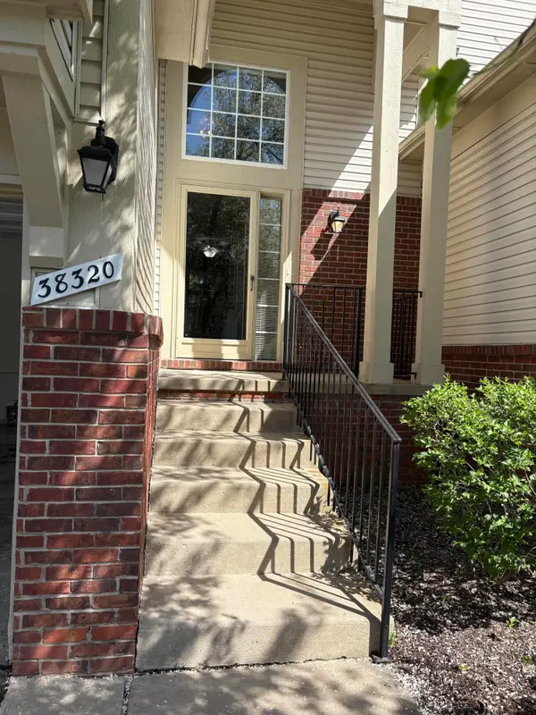38320 Saratoga Circle, Farmington Hills, MI 48331