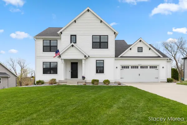6327 Bentley Drive Ne, Belmont, MI 49306
