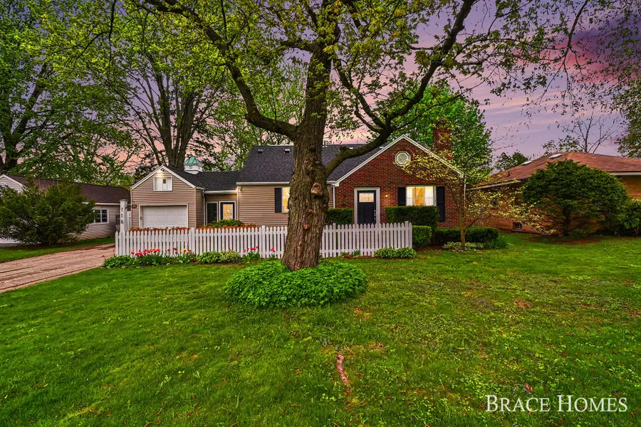118 Ivanhoe Avenue Ne, Grand Rapids, MI 49546 - #2