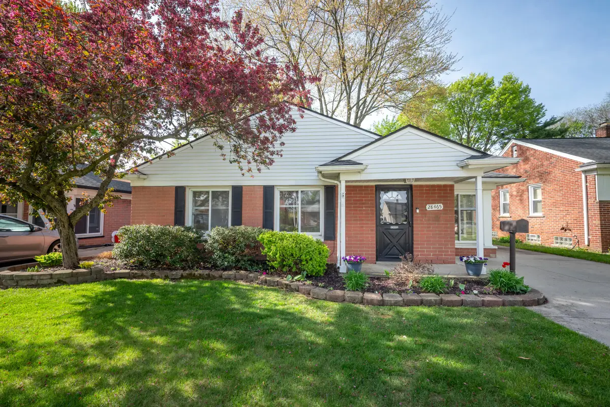 28465 N Clements Circle, Livonia, MI 48150 - #1