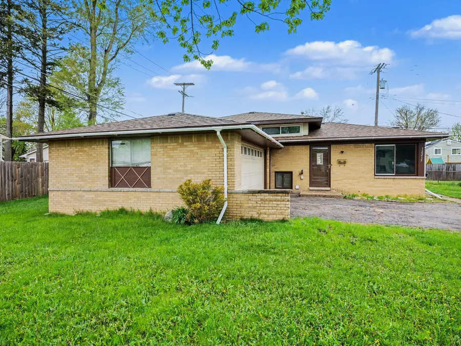12217 Wheaton Drive, Sterling Heights, MI 48313 - #2