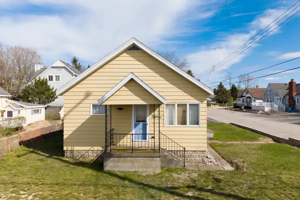 15 N Lakeshore Drive, Manistee, MI 49660