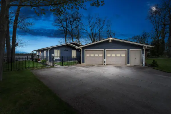 89513 Shorelane Drive, Lawton, MI 49065