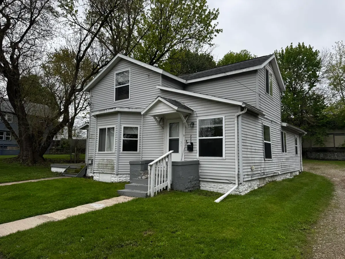 221-223 W Mason Street, Jackson, MI 49203 - #1