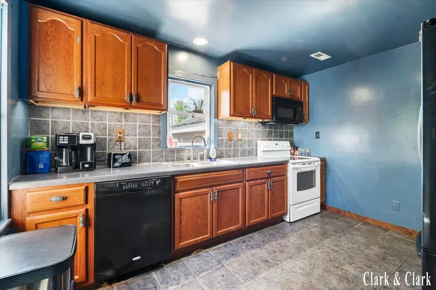 146 S Carleton Drive, Battle Creek, MI 49017 - #3
