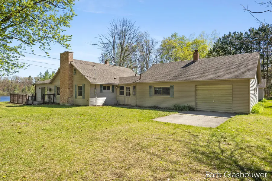 210 S Shore Drive, Edmore, MI 48829 - #2