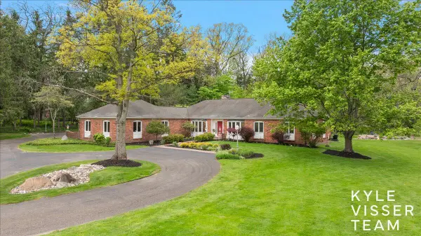 1585 River Oaks Drive Se, Ada, MI 49301