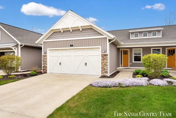 562 Riverbank Circle #15, Zeeland, MI 49464
