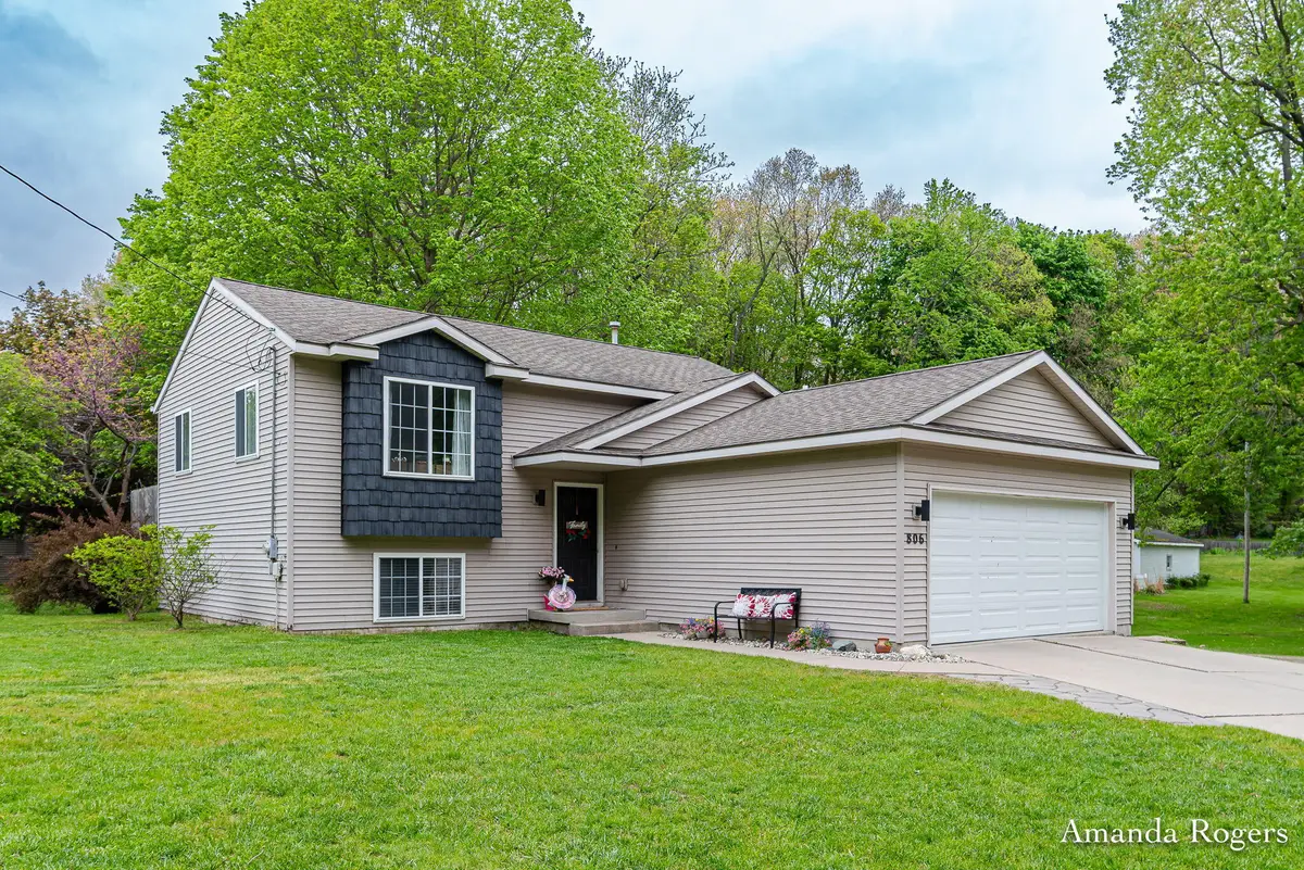 806 Grindle Drive Se, Lowell, MI 49331 - #1
