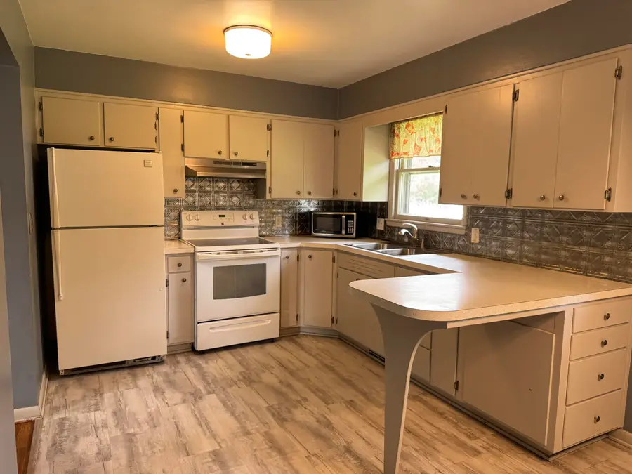 5634 W Hiawatha Lane, Stevensville, MI 49127 - #3