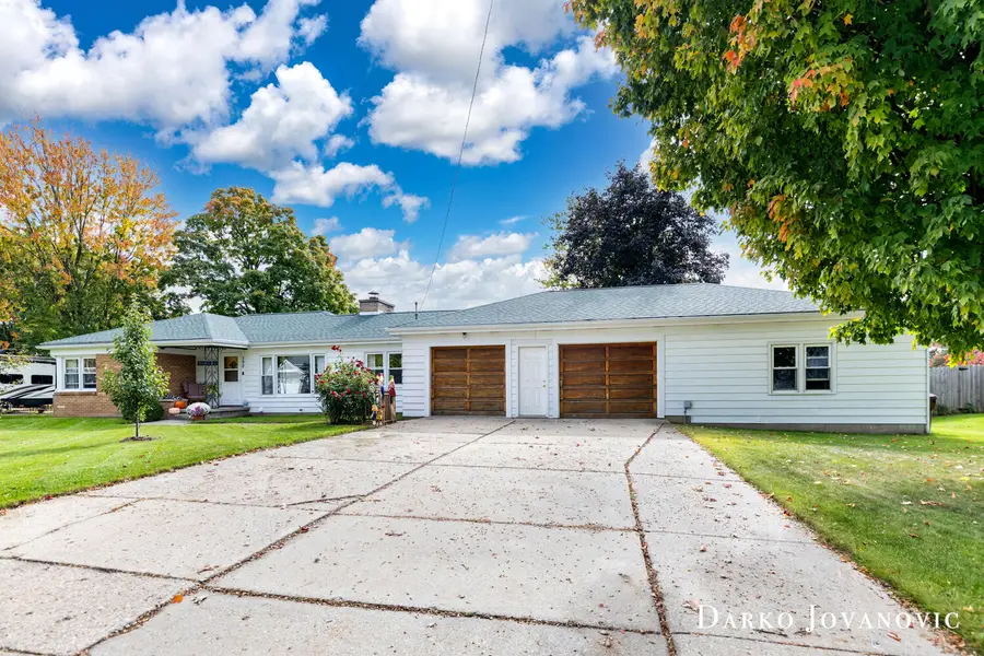 390 W Division Street, Sparta, MI 49345 - #2